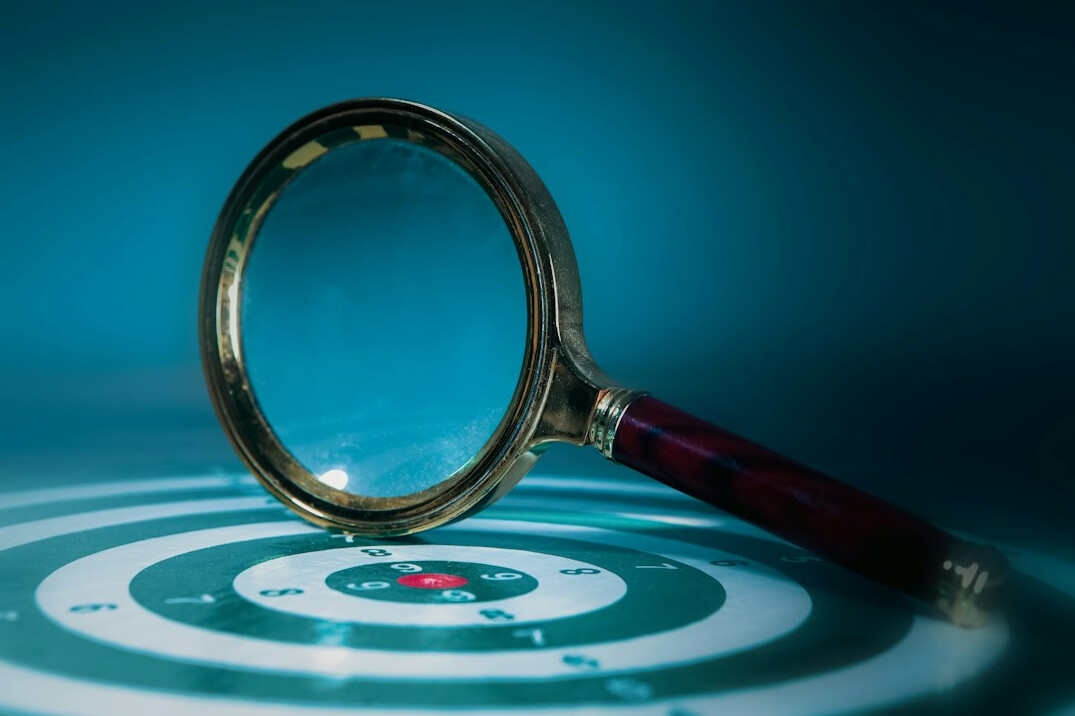 detective magnifying glass