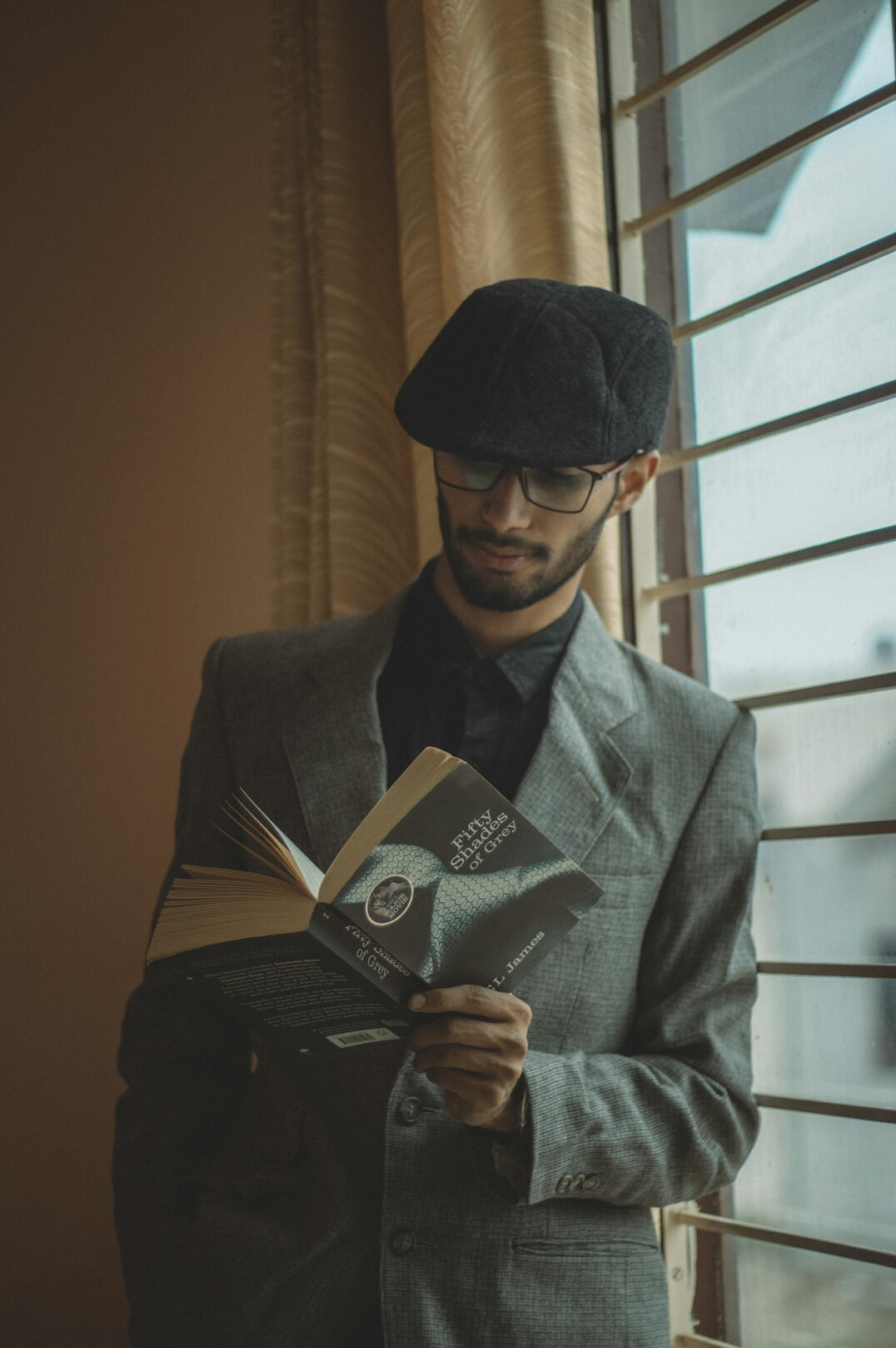 detective reading clues